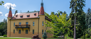 Poľovnícky zámoček so zámockým parkom v Topoľčiankach. Poľovnícky zámoček so zámockým parkom v Topoľčiankach.